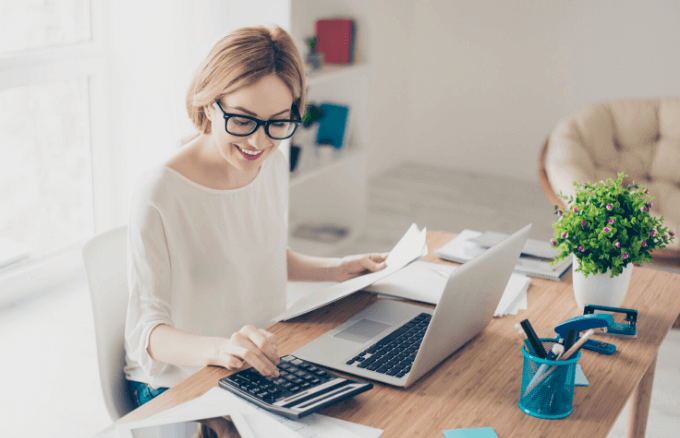 Una persona sentada en una mesa usando una computadora